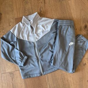 NWOT Nike Sportswear (Kids) Unisex Grey 2 Piece Tracksuit Set  Size M